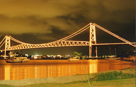 Ponte Hercílio Luz – Florianópolis – Foto Sérgio Schmiegelow – Wikimedia 